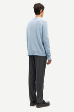 Laden Sie das Bild in den Galerie-Viewer, Samsøe Samsøe - Isak Knit Sweater 15010 - Subdued Blue Pullover Samsøe Samsøe