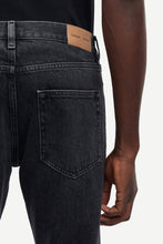 Laden Sie das Bild in den Galerie-Viewer, Samsøe Samsøe - Sataylor Jeans 14605 - Black Blizzard Hosen Samsøe Samsøe