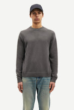 Laden Sie das Bild in den Galerie-Viewer, Samsøe Samsøe - Sylli Crew Neck 132 - Volcanic Ash Pullover Samsøe Samsøe
