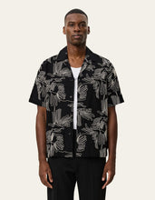 Laden Sie das Bild in den Galerie-Viewer, Les Deux - Liam AOE Flower SS Shirt - Black Hemden Les Deux
