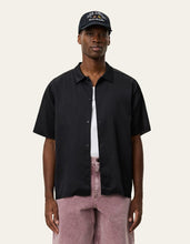 Laden Sie das Bild in den Galerie-Viewer, Les Deux - Esmay Shell Knitted Polo - Hector Plissé SS Shirt - Black Hemden Les Deux