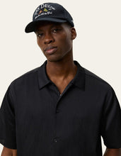 Laden Sie das Bild in den Galerie-Viewer, Les Deux - Esmay Shell Knitted Polo - Hector Plissé SS Shirt - Black Hemden Les Deux