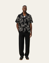 Laden Sie das Bild in den Galerie-Viewer, Les Deux - Liam AOE Flower SS Shirt - Black Hemden Les Deux