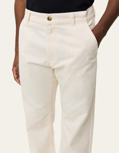 Laden Sie das Bild in den Galerie-Viewer, Les Deux - Oscar Chino Pants -Eggnog white Hosen Les Deux