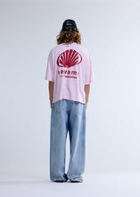 Laden Sie das Bild in den Galerie-Viewer, New Amsterdam - CORPORATE LOGO TEE PINK LADY T-Shirts New Amsterdam
