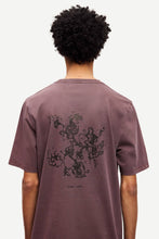 Laden Sie das Bild in den Galerie-Viewer, Samsøe Samsøe - Saphil T-Shirt - Washed Raisin Wallpaper T-Shirts Samsøe Samsøe