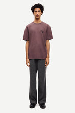 Laden Sie das Bild in den Galerie-Viewer, Samsøe Samsøe - Saphil T-Shirt - Washed Raisin Wallpaper T-Shirts Samsøe Samsøe