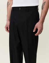 Laden Sie das Bild in den Galerie-Viewer, Les Deux - Brushed Twill Tailored Pants - Black Hosen Les Deux