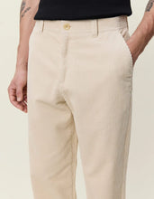 Laden Sie das Bild in den Galerie-Viewer, Les Deux - Corduroy Tapered Pants - Ivory Hosen Les Deux