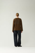 Laden Sie das Bild in den Galerie-Viewer, New Amsterdam - LOGO LONGSLEEVE WAFFLE- BROWN