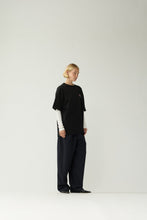 Laden Sie das Bild in den Galerie-Viewer, New Amsterdam - LILIES TEE BLACK