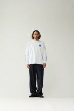 Laden Sie das Bild in den Galerie-Viewer, New Amsterdam - LOGO LONGSLEEVE - WHITE (cobalt)