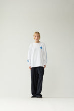 Laden Sie das Bild in den Galerie-Viewer, New Amsterdam - LOGO LONGSLEEVE - WHITE (cobalt)