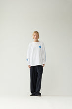 Laden Sie das Bild in den Galerie-Viewer, New Amsterdam - LOGO LONGSLEEVE - WHITE (cobalt) Longsleeves New Amsterdam