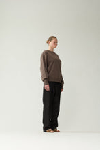 Laden Sie das Bild in den Galerie-Viewer, New Amsterdam - LOGO CREWNECK - FALCON (brown)