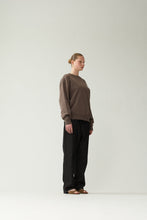 Laden Sie das Bild in den Galerie-Viewer, New Amsterdam - LOGO CREWNECK - FALCON (brown) Sweatshirts New Amsterdam