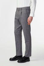 Laden Sie das Bild in den Galerie-Viewer, NN07 - Bill Tapered Hose - Dunkelgrau Hosen NN07