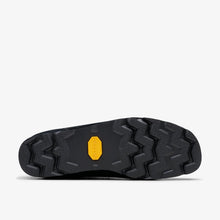 Laden Sie das Bild in den Galerie-Viewer, Clarks - Wallabee GORE-TEX - Black Suede Schuhe Clarks