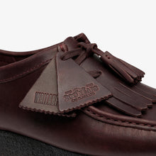 Laden Sie das Bild in den Galerie-Viewer, Clarks - Wallabee - Purple Grape Leather Schuhe Clarks