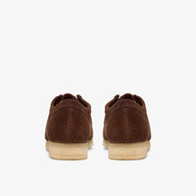 Laden Sie das Bild in den Galerie-Viewer, Clarks - Wallabee - Brown Perforated Schuhe Clarks