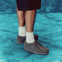 Laden Sie das Bild in den Galerie-Viewer, Clarks - Wallabee Lite - Graues Veloursleder