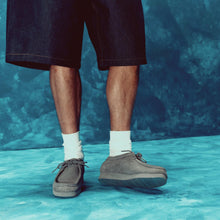 Laden Sie das Bild in den Galerie-Viewer, Clarks - Wallabee Lite - Graues Veloursleder