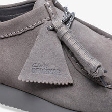 Laden Sie das Bild in den Galerie-Viewer, Clarks - Wallabee Lite - Graues Veloursleder