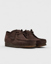 Laden Sie das Bild in den Galerie-Viewer, Clarks - Wallabee - Chocolate Suede