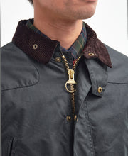 Laden Sie das Bild in den Galerie-Viewer, Barbour - Reelin Wachsjacke - Sage Jacken Barbour