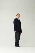 Laden Sie das Bild in den Galerie-Viewer, New Amsterdam - WOOL OVERSIZED BUTTON-UP - NAVY