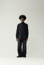 Laden Sie das Bild in den Galerie-Viewer, New Amsterdam - WOOL OVERSIZED BUTTON-UP - NAVY