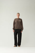 Laden Sie das Bild in den Galerie-Viewer, New Amsterdam - LOGO CREWNECK - FALCON (brown)