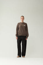 Laden Sie das Bild in den Galerie-Viewer, New Amsterdam - LOGO CREWNECK - FALCON (brown) Sweatshirts New Amsterdam