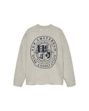 Laden Sie das Bild in den Galerie-Viewer, New Amsterdam - KNITTED STAMP CREWNECK GREY - MELANGE Sweatshirts New Amsterdam