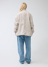 Laden Sie das Bild in den Galerie-Viewer, New Amsterdam - Coach Jacket - Warm Sand Jacken New Amsterdam