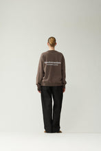 Laden Sie das Bild in den Galerie-Viewer, New Amsterdam - LOGO CREWNECK - FALCON (brown)