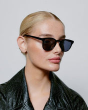 Laden Sie das Bild in den Galerie-Viewer, A. Kjærbede - Bate Sunglasses - Black Accessoires A. Kjærbede
