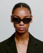 Laden Sie das Bild in den Galerie-Viewer, A. Kjærbede - Ella Sunglasses - Black Accessoires A. Kjærbede