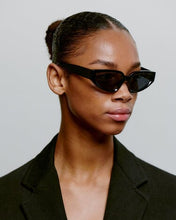 Laden Sie das Bild in den Galerie-Viewer, A. Kjærbede - Ella Sunglasses - Black Accessoires A. Kjærbede