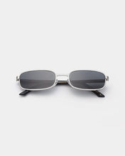 Laden Sie das Bild in den Galerie-Viewer, A. Kjærbede - Noah Sunglasses - Silver Black Accessoires A. Kjærbede