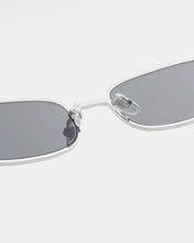 Laden Sie das Bild in den Galerie-Viewer, A. Kjærbede - Noah Sunglasses - Silver Black Accessoires A. Kjærbede