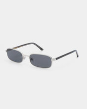 Laden Sie das Bild in den Galerie-Viewer, A. Kjærbede - Noah Sunglasses - Silver Black Accessoires A. Kjærbede