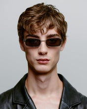 Laden Sie das Bild in den Galerie-Viewer, A. Kjærbede - Noah Sunglasses - Silver Black Accessoires A. Kjærbede