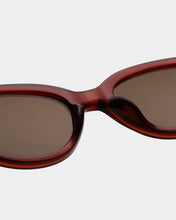 Laden Sie das Bild in den Galerie-Viewer, A. Kjærbede - Winnie Sunglasses - Brown Accessoires A. Kjærbede
