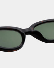 Laden Sie das Bild in den Galerie-Viewer, A. Kjærbede - Winnie Sunglasses - Demi Tortoise Accessoires A. Kjærbede