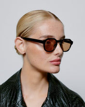 Laden Sie das Bild in den Galerie-Viewer, A. Kjærbede - Zan Sunglasses - Black Accessoires A. Kjærbede