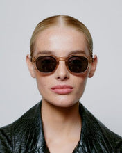 Laden Sie das Bild in den Galerie-Viewer, A. Kjærbede - Zan Sunglasses - Champagne Accessoires A. Kjærbede