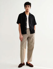 Laden Sie das Bild in den Galerie-Viewer, Wax London - Curzon - Lyocell Twill Short-Sleeve Shirt - Black Hemden Wax London