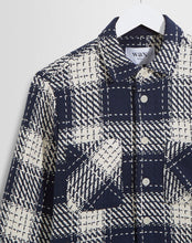 Laden Sie das Bild in den Galerie-Viewer, Wax London - Whiting Overshirt - Navy Marine Beatnik Hemden Wax London