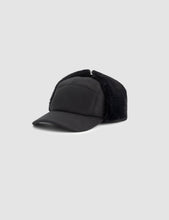 Laden Sie das Bild in den Galerie-Viewer, Arte Antwerp - Sherpa Hunter Cap - Black Accessoires Arte Antwerp